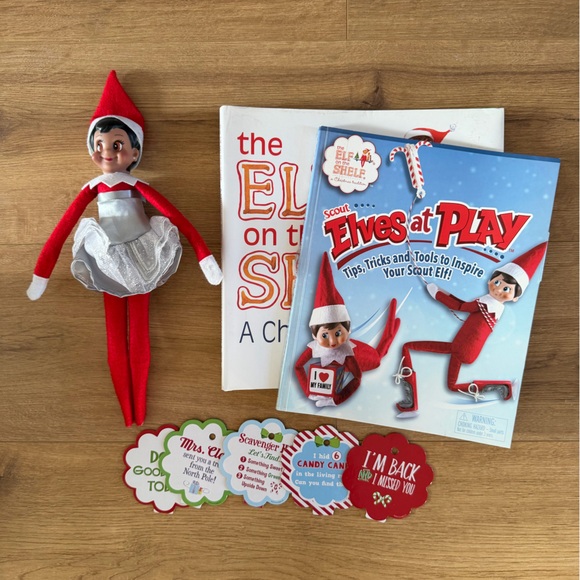 Elf on the Shelf with books and accessories - Picture 1 of 2